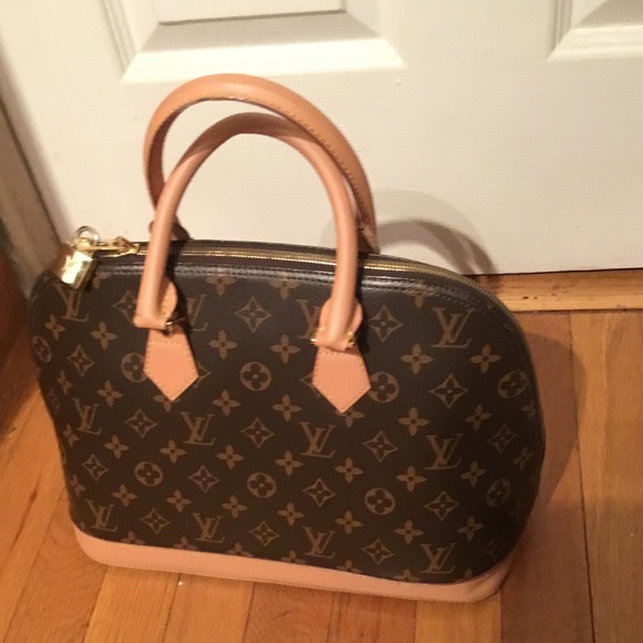 BEAUTIFUL LV BAG VERY LIGHTLY USED ONLY $465.00🔥🔥🔥🎁🎁 . - Picture 13 of 16